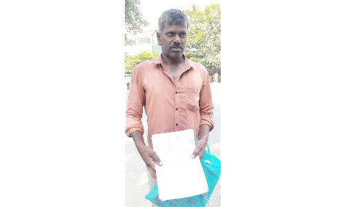 நிலத்திற்கு செல்லும் வழிப்பாதை கேட்டு   கலெக்டர் அலுவலகம் முன்பு தீக்குளிக்க முயன்ற விவசாயி