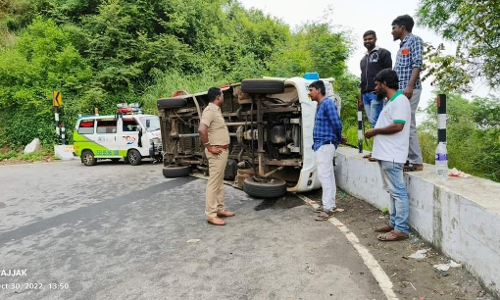 கோத்தகிரியில் மினிவேன் கவிழ்ந்து விபத்து
