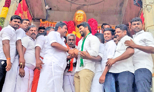 ஸ்ரீவைகுண்டத்தில் தேவர் சிலைக்கு காங்கிரசார் மரியாதை- ஊர்வசி அமிர்தராஜ் எம்.எல்.ஏ. மாலை அணிவித்தார்