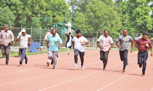 பாளை அண்ணா விளையாட்டு அரங்கில்  பொது சுகாதாரத்துறையினருக்கு விளையாட்டு போட்டிகள்