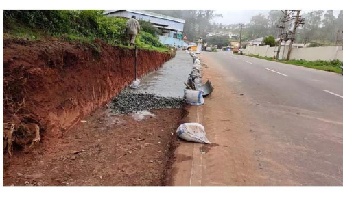 கோத்தகிரி-குன்னூர் இடையே சாலையை அகலப்படுத்தும் பணி மும்முரம்