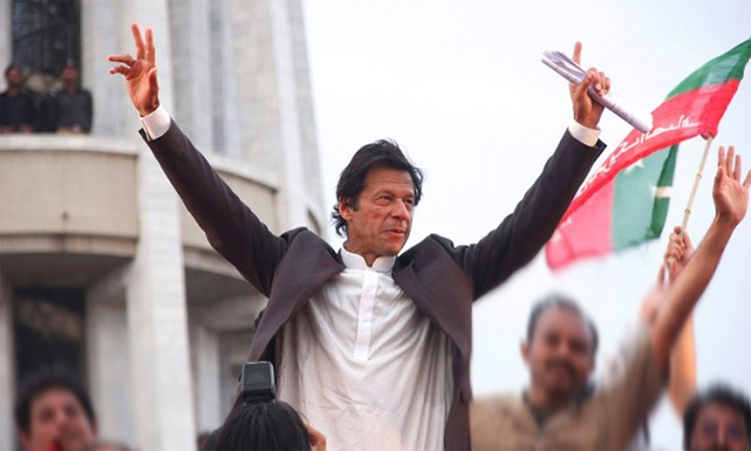 பாகிஸ்தான் தேர்தல் ஆணைய தலைவரிடம் ரூ.100 கோடி நஷ்டஈடு கேட்டு வழக்கு: இம்ரான்கான் தகவல் பாகிஸ்தான் தேர்தல் ஆணைய தலைவரிடம் ரூ.100 கோடி நஷ்டஈடு கேட்டு வழக்கு: இம்ரான்கான் தகவல்