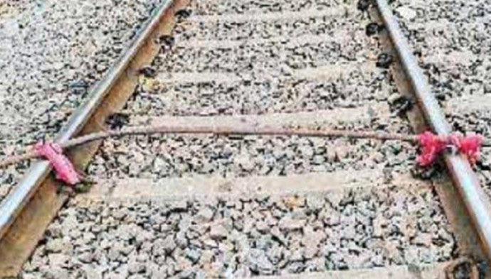 குண்டூர் அருகே தண்டவாளத்தில் இரும்பு ராடு கட்டி சபரி எக்ஸ்பிரசை கவிழ்க்க முயற்சி குண்டூர் அருகே தண்டவாளத்தில் இரும்பு ராடு கட்டி சபரி எக்ஸ்பிரசை கவிழ்க்க முயற்சி