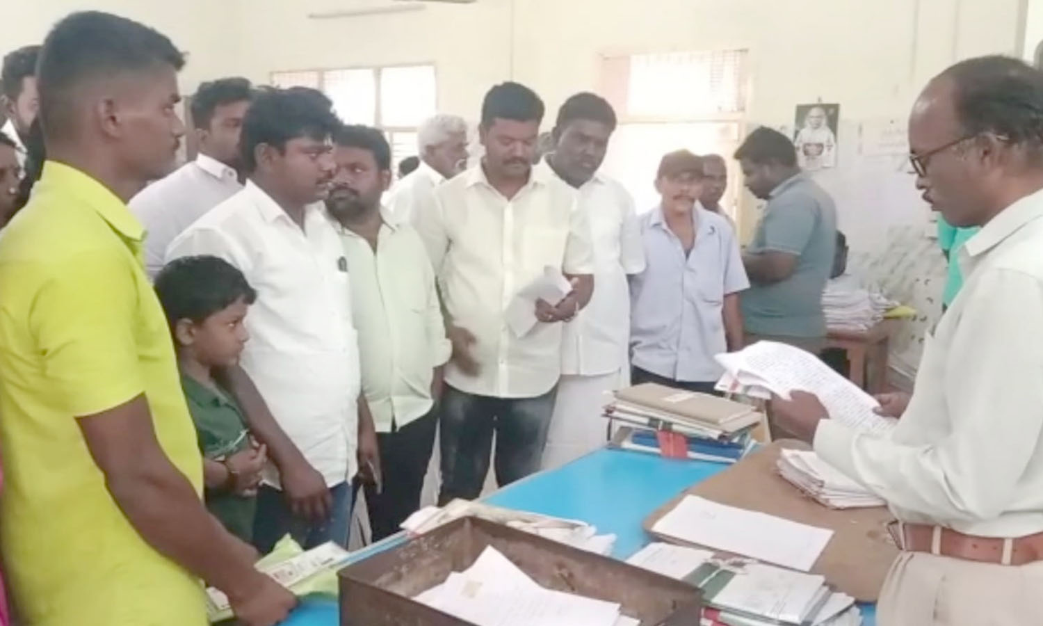 ஊத்தங்கரை வட்டாட்சியரிடம் ரேஷன் கார்டு, ஆதார் அட்டை, வாக்காளர் அடையாள அட்டைகளை ஒப்படைத்தது ஏன்?- வாலிபரின் பரபரப்பு விளக்கம் ஊத்தங்கரை வட்டாட்சியரிடம் ரேஷன் கார்டு, ஆதார் அட்டை, வாக்காளர் அடையாள அட்டைகளை ஒப்படைத்தது ஏன்?- வாலிபரின் பரபரப்பு விளக்கம்