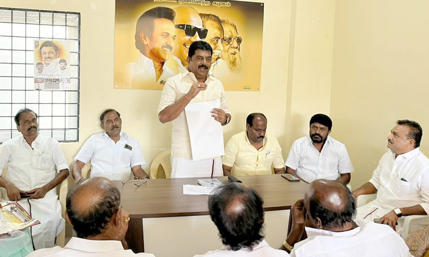 ஓசூரில் தி.மு.க. அவசர செயற்குழு கூட்டம்: இந்தி திணிப்பை எதிர்த்து நடைபெறவுள்ள பொதுக்கூட்டம் குறித்து ஆலோசனை ஓசூரில் தி.மு.க. அவசர செயற்குழு கூட்டம்: இந்தி திணிப்பை எதிர்த்து நடைபெறவுள்ள பொதுக்கூட்டம் குறித்து ஆலோசனை