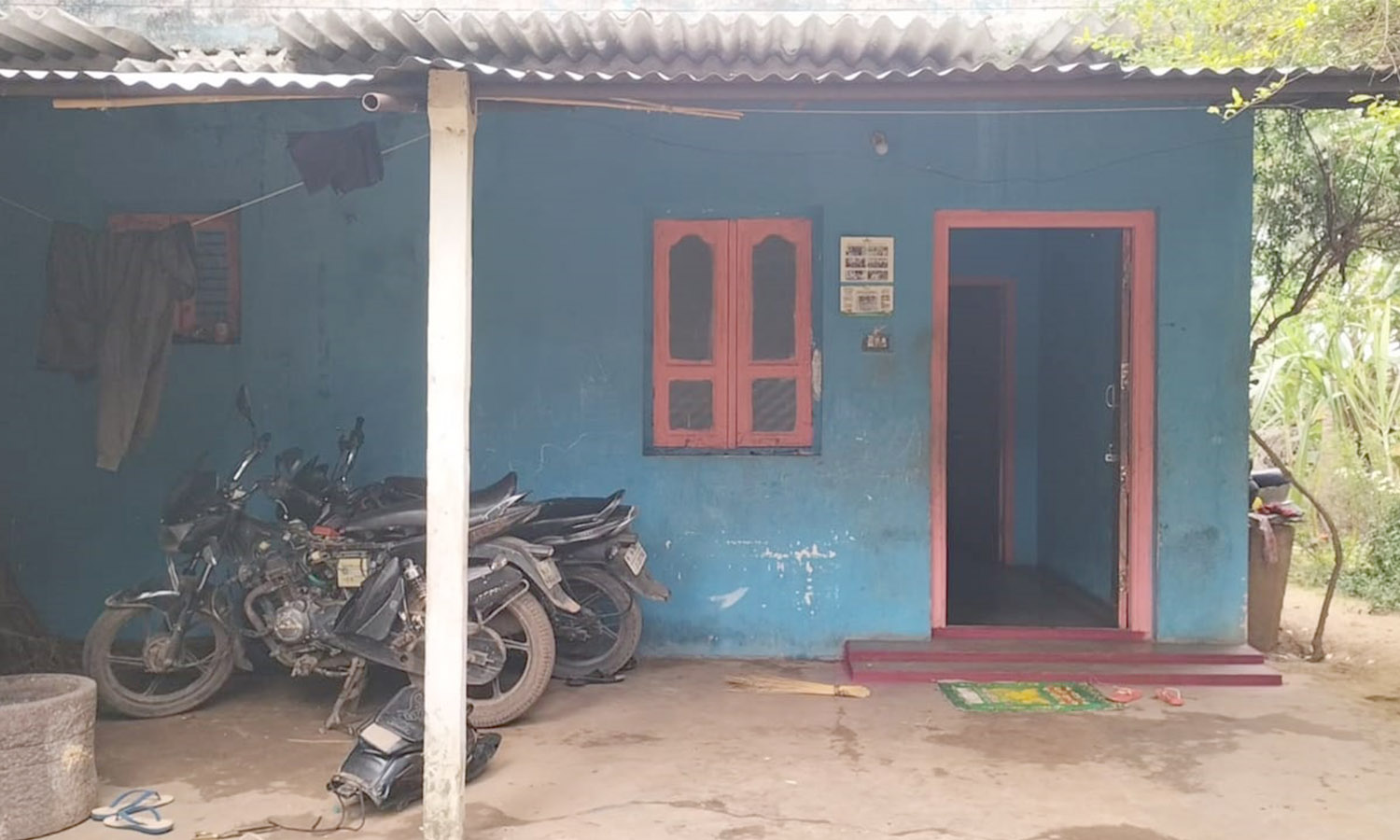 போச்சம்பள்ளி அருகே துணிகரம்: கட்டிட தொழிலாளி வீட்டின் பூட்டை உடைத்து நகை-பணம் கொள்ளை போச்சம்பள்ளி அருகே துணிகரம்: கட்டிட தொழிலாளி வீட்டின் பூட்டை உடைத்து நகை-பணம் கொள்ளை