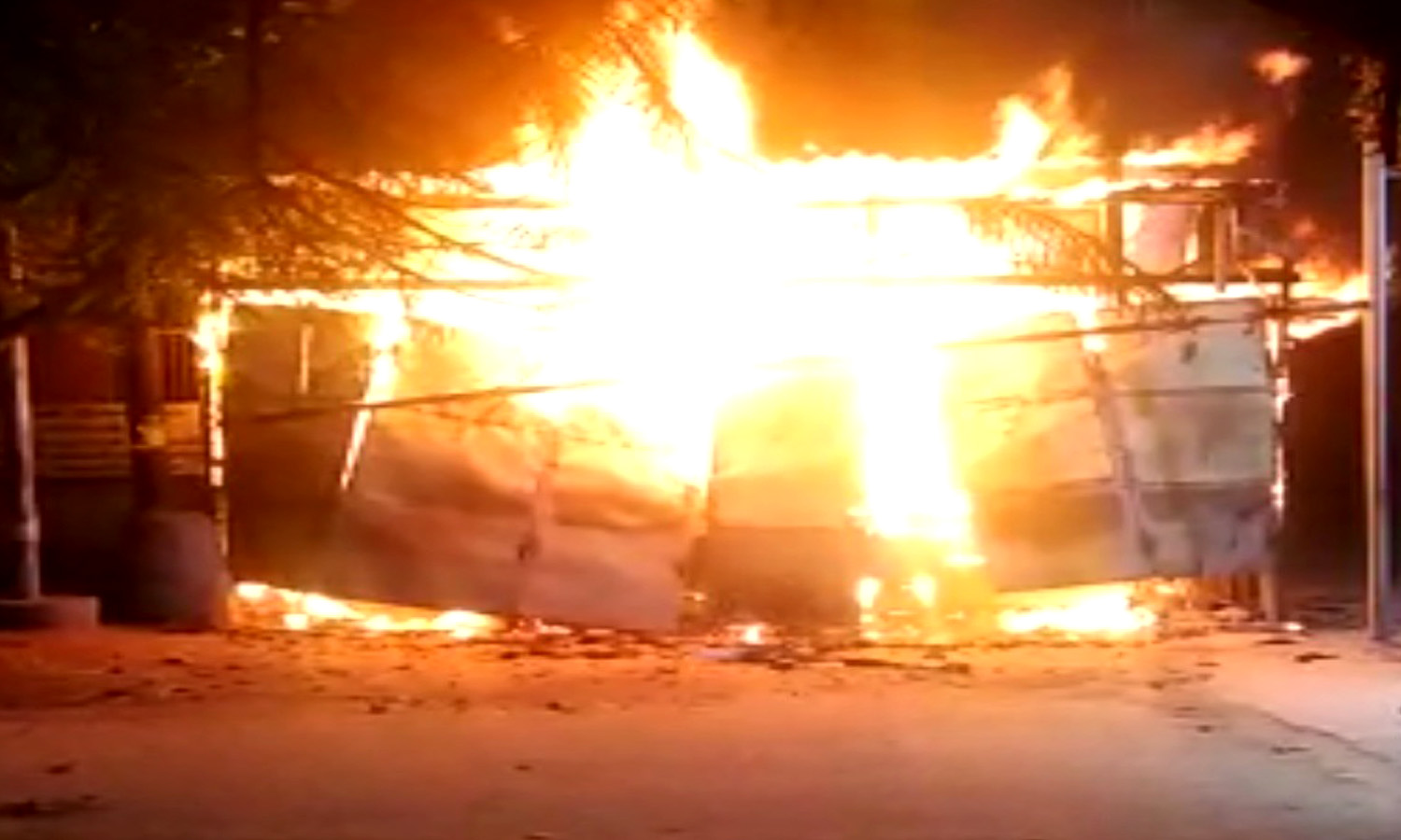 தூத்துக்குடியில் நள்ளிரவில் பேன்சி கடையில் திடீர் தீ- பொருட்கள் எரிந்து நாசம் தூத்துக்குடியில் நள்ளிரவில் பேன்சி கடையில் திடீர் தீ- பொருட்கள் எரிந்து நாசம்