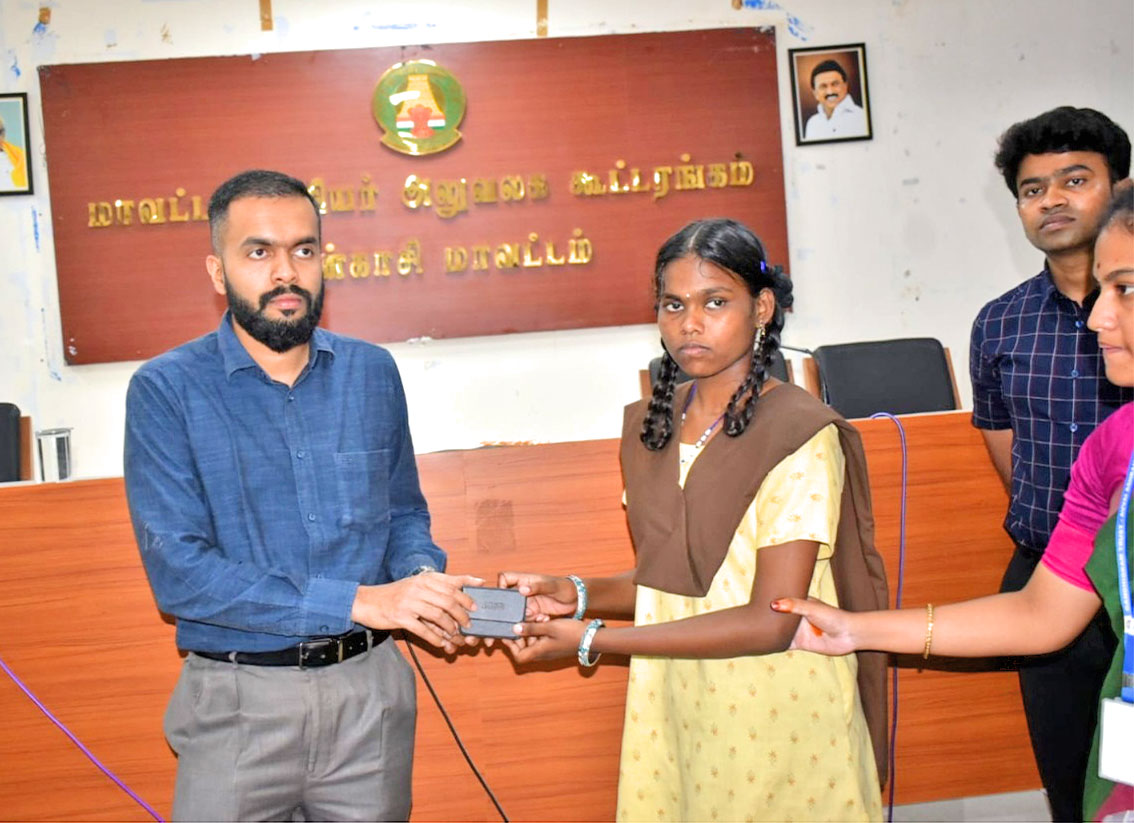 தென்காசியில் மாணவர்களுக்கு காதொலி உபகரணங்கள் - கலெக்டர் ஆகாஷ் வழங்கினார்