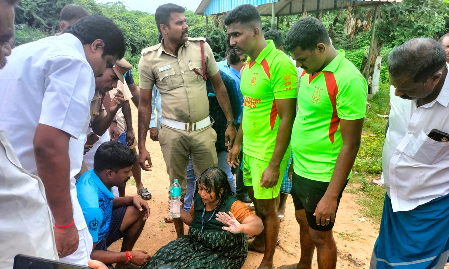 ஆற்றில் நீண்ட நேரமாக நின்றுகொண்டு வெளியே வராத ஆசிரியையால் பரபரப்பு