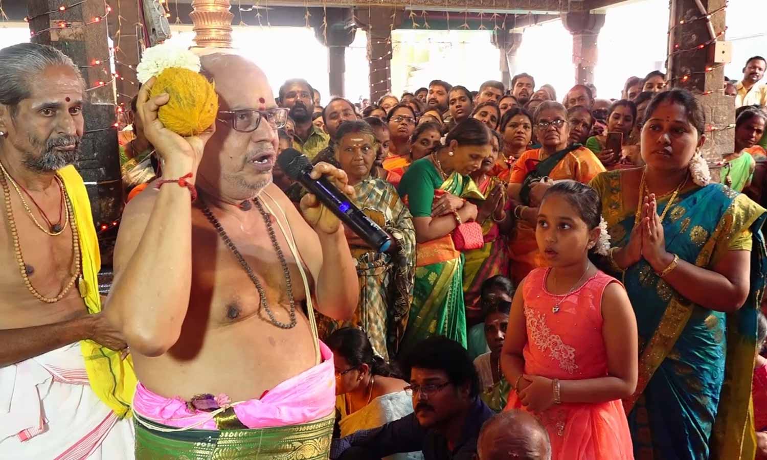 பூஜையில் வைக்கப்பட்டதால் மவுசு- ஒரு தேங்காயை ரூ.66 ஆயிரத்திற்கு வாங்கிய பக்தர் பூஜையில் வைக்கப்பட்டதால் மவுசு- ஒரு தேங்காயை ரூ.66 ஆயிரத்திற்கு வாங்கிய பக்தர்