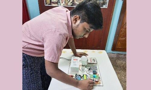 மின்சார பயன்பாட்டை நுகர்வோர் அறிந்து கொள்ள எச்சரிக்கை ஒலியுடன் கருவி- கீழக்கரை மாணவர் கண்டுபிடிப்பு