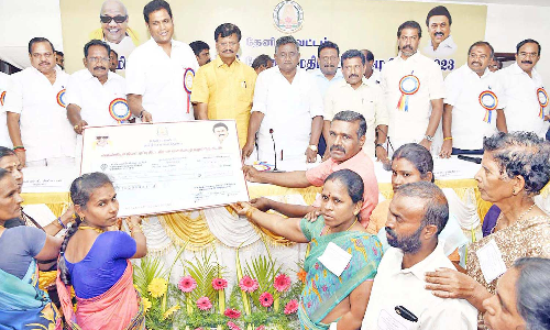 தேனியில் சட்டமன்ற பேரவையின் மதிப்பீட்டு குழு ஆய்வு கூட்டம்  நலத்திட்ட உதவிகள் வழங்கப்பட்டது