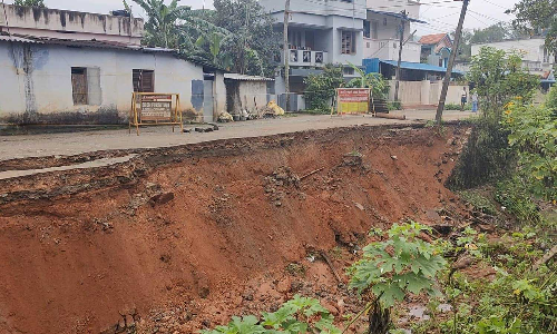 குலசேகரம் அருகே தொடர் மழையால் கால்வாய் கரையில் மண் சரிவு