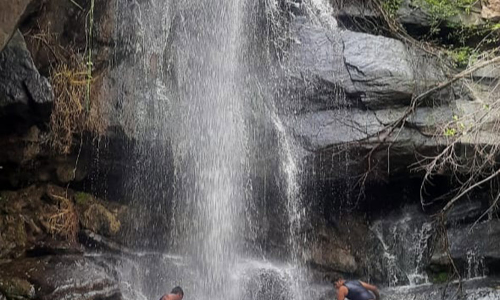 60 அடி உயரத்தில் இருந்து கொட்டும் நீர் வீழ்ச்சி