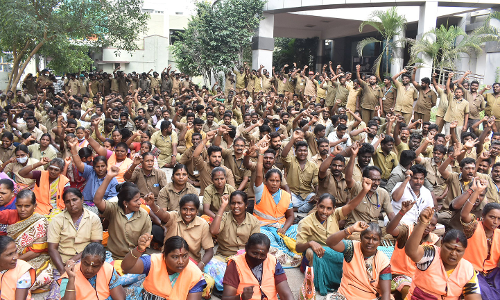 ஒப்பந்த ஊழியர்கள் 2-வது நாளாக பணி புறக்கணித்து போராட்டம்