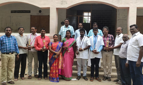 தமிழ்நாடு பட்டதாரி ஆசிரியர் கழகம் சார்பில்  நீட் தேர்ச்சி பெற்று எம்.பி.பி.எஸ் சேர்ந்த   அரசு பள்ளி மாணவர்களுக்கு பாராட்டு