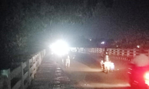 இருளில் மூழ்கிய வைகை ஆற்றுப்பாலம்