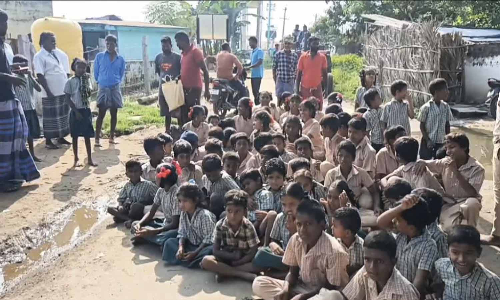 பள்ளிக்கு பூட்டு போட்டு மாணவர்கள் மறியல்