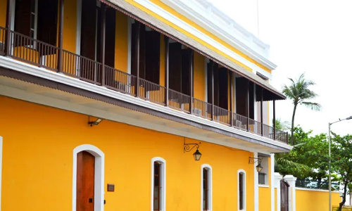 புதுவை பிரெஞ்சு தூதரகத்தில் உக்ரைன் நாட்டு தேசியக்கொடி ஆதரவு தெரிவித்து வாசகங்கள்