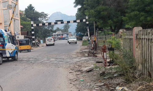 கண்ணமங்கலம் ரெயில்வே கேட்டில் குண்டும், குழியுமான சாலை