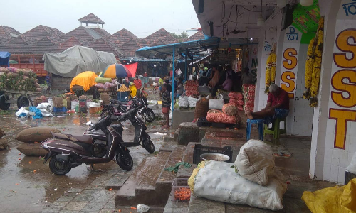 கனமழை காரணமாக கோயம்பேடு மார்க்கெட்டுக்கு வியாபாரிகள் வருகை குறைந்தது