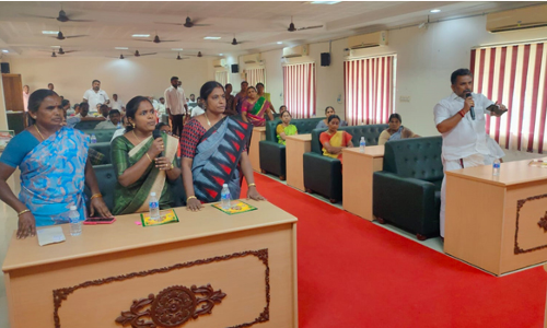 திருச்செங்கோடு நகராட்சி கூட்டத்தில்   செருப்பு வீச முயன்ற கவுன்சிலரால் பரபரப்பு
