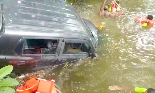 குளத்தில் கார் மூழ்கி 4 பேர் பலி