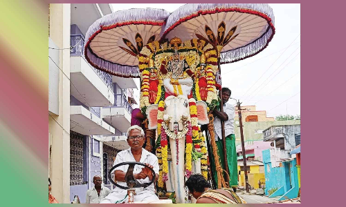 வள்ளி, தெய்வானையுடன் முருகர் வீதி உலா