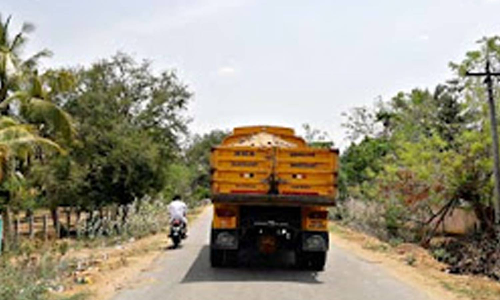 மணல் ஏற்றி செல்லும் லாரிகளால் வாகன ஓட்டிகள் அவதி