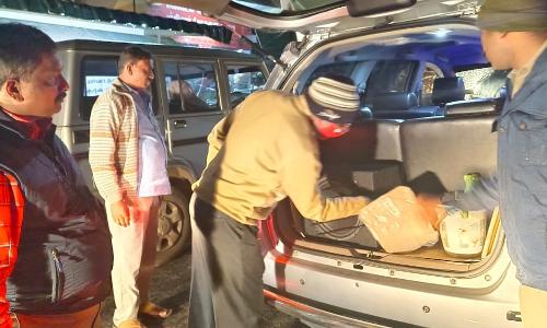 வருவாய்த்துறையினர் வாகன சோதனை