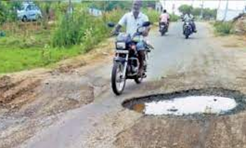 சாலைகளை சீர்ப்படுத்த கோரிக்கை