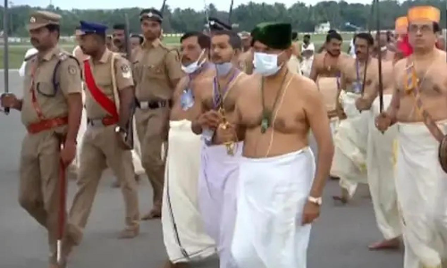 பத்மநாபசாமி கோவில் ஆராட்டு விழா  ஊர்வலம் - 5 மணிநேரம் மூடப்பட்ட விமான நிலையம்