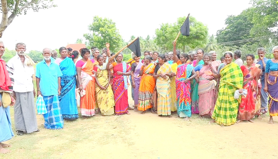 வட்டார வளர்ச்சி அலுவலர் காரை மறித்து கிராம மக்கள் போராட்டம் வட்டார வளர்ச்சி அலுவலர் காரை மறித்து கிராம மக்கள் போராட்டம்
