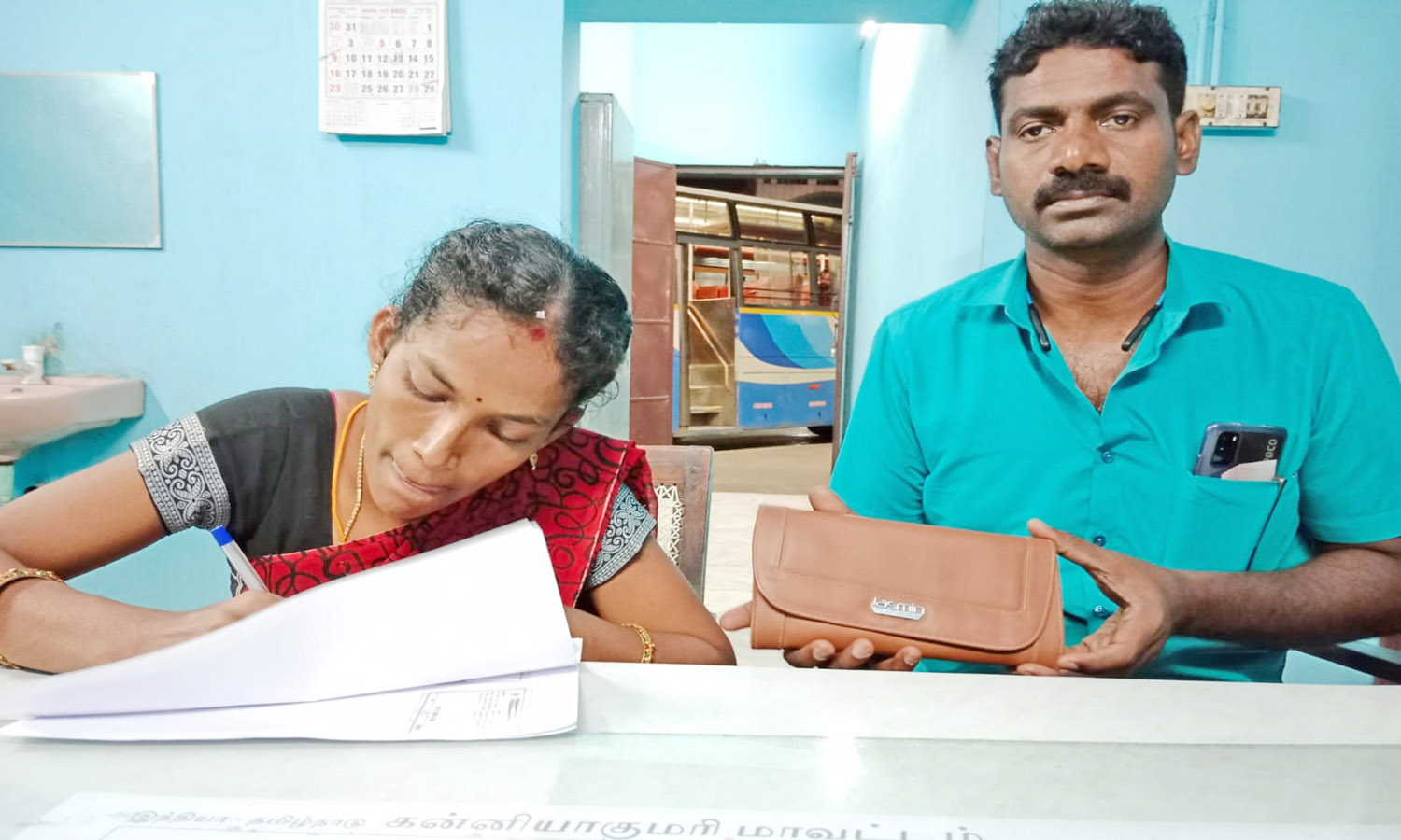 திருச்செந்தூர்-நாகர்கோவில் பஸ்சில் ரூ.10 ஆயிரத்தை தவற விட்ட பெண் - போக்குவரத்து கழக அதிகாரிகள் ஒப்படைத்தனர்