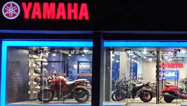 நாடு முழுக்க 100 பிரீமியம் விற்பனை மையங்கள் - யமஹா அசத்தல்