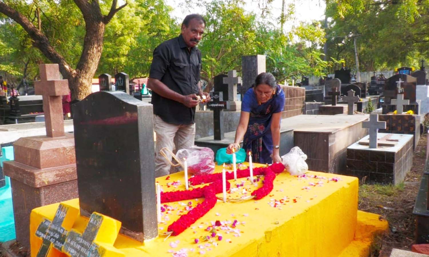 நெல்லையில் கல்லறை திருநாள் அனுசரிப்பு நெல்லையில் கல்லறை திருநாள் அனுசரிப்பு