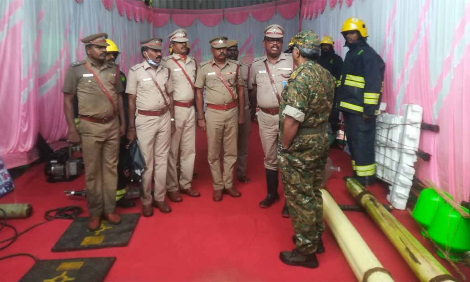 மாமல்லபுரத்தில் கனமழை பாதுகாப்பு நடவடிக்கை- டி.ஜி.பி பி.கே.ரவி நேரில் ஆய்வு மாமல்லபுரத்தில் கனமழை பாதுகாப்பு நடவடிக்கை- டி.ஜி.பி பி.கே.ரவி நேரில் ஆய்வு