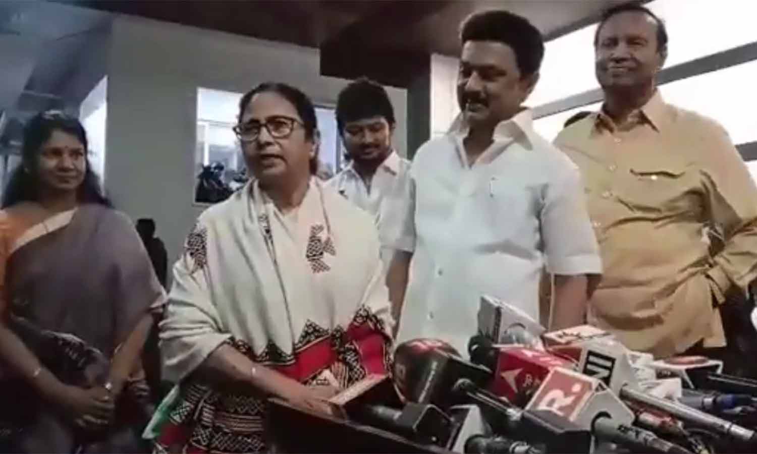 தமிழக முதல்வர் ஸ்டாலினுடன் பேசியது என்ன? -மம்தா பானர்ஜி விளக்கம் தமிழக முதல்வர் ஸ்டாலினுடன் பேசியது என்ன? -மம்தா பானர்ஜி விளக்கம்