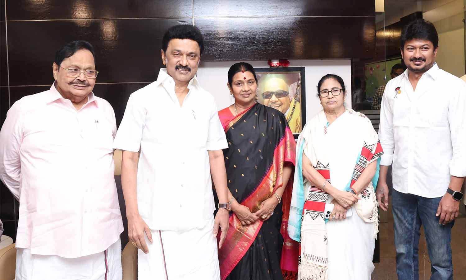 தமிழக முதல்வர் ஸ்டாலினுடன் பேசியது என்ன? -மம்தா பானர்ஜி விளக்கம் தமிழக முதல்வர் ஸ்டாலினுடன் பேசியது என்ன? -மம்தா பானர்ஜி விளக்கம்