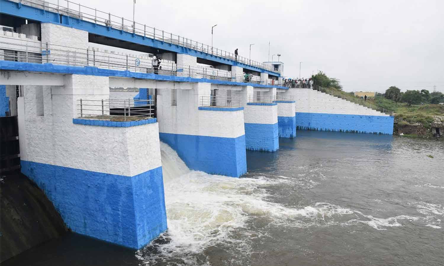 புழல், செம்பரம்பாக்கம் ஏரிகளில் இருந்து தண்ணீர் திறப்பு- வெள்ள அபாய எச்சரிக்கை