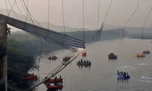 தொங்கு பாலத்தின் கேபிளை மாற்றாமல் சீரமைத்து விட்டதாக காண்டிராக்டர் ஏமாற்றியது அம்பலம்