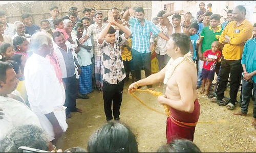 ராசிபுரம் அருகே கோவில் திருவிழாவில் பக்தர்களுக்கு சாட்டையடி