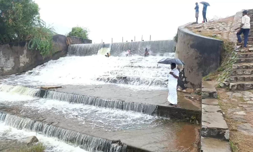 காஞ்சிபுரம் தாமல் ஏரி நிரம்பி வழிகிறது- உபரி நீர் வெளியேற்றம்