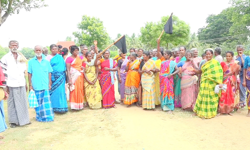 வட்டார வளர்ச்சி அலுவலர் காரை மறித்து  கிராம மக்கள் போராட்டம்