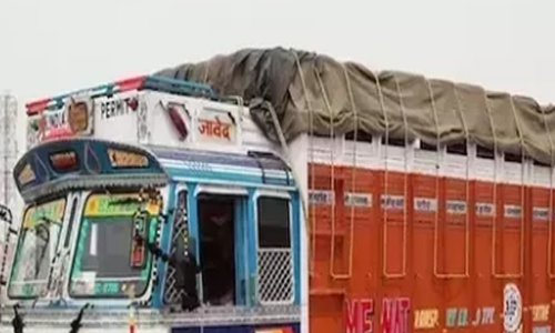 நாமக்கல் அருகே  ஓடும் லாரிகளில் தார்பாயை கிழித்து பொருட்களை கொள்ளையடிக்கும் கும்பல்  போலீசார் நடவடிக்கை எடுப்பதில்லை என புகார்