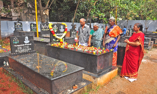 இன்று சகல ஆத்துமாக்கள் தினம் - கல்லறை தோட்டங்களில் குவிந்த கிறிஸ்தவர்கள் இறந்த முன்னோர்களுக்கு மெழுகுவர்த்தி ஏற்றி அஞ்சலி