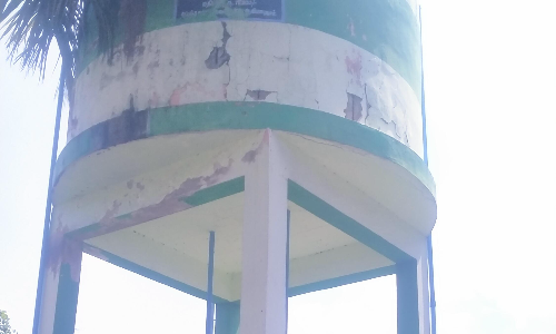 அன்னூரில் பழுதான நிலையில் காணப்படும் குடிநீர் தேக்க தொட்டி