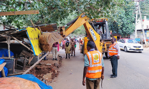 மருதமலை அடிவாரத்தில் ஆக்கிரமிப்பு கடைகள் அகற்றம்