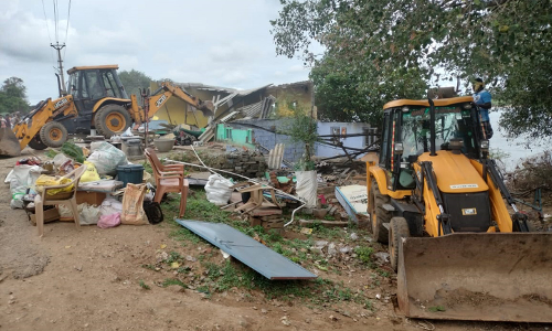 காவிரி ஆற்றங்கரையோரத்தில் இருந்த ௧௪ ஆக்கிரமிப்பு கடைகள் இடித்து அகற்றம்