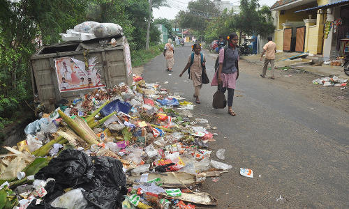 ஈரோடு மாநகராட்சி பகுதியில் மலைபோல் குவிந்து கிடக்கும் குப்பை